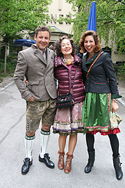 Dirndl-Designerin Lola Paltinger mit Mutter Brigitte Paltinger und Mann Andreas Meister (©Foto: Martin Schmitz)